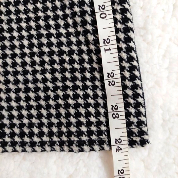 Black and white houndstooth Winter skirt with faux leather belt. - Picture 6 of 6